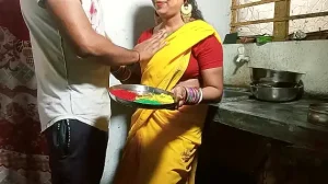 होली पर सेक्सी भाभी को रंग लगाकर किचन स्टैंड पर दर्दनाक चोदा XXX Bhabhi Fuck साफ हिंदी आवाज में