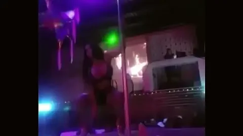 puta chichona bailando tubo 1733439540